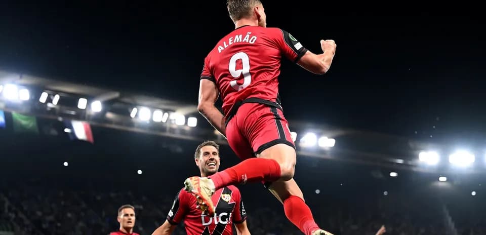 Jugador celebrando un gol con compañeros de equipo
