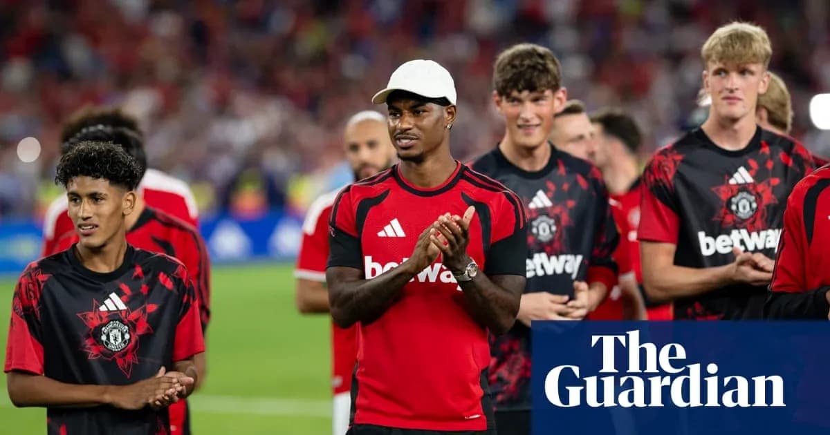 Jugadores de Manchester United en el campo tras el partido
