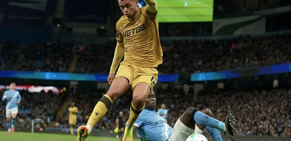 Jugador de Crystal Palace cae sobre el césped