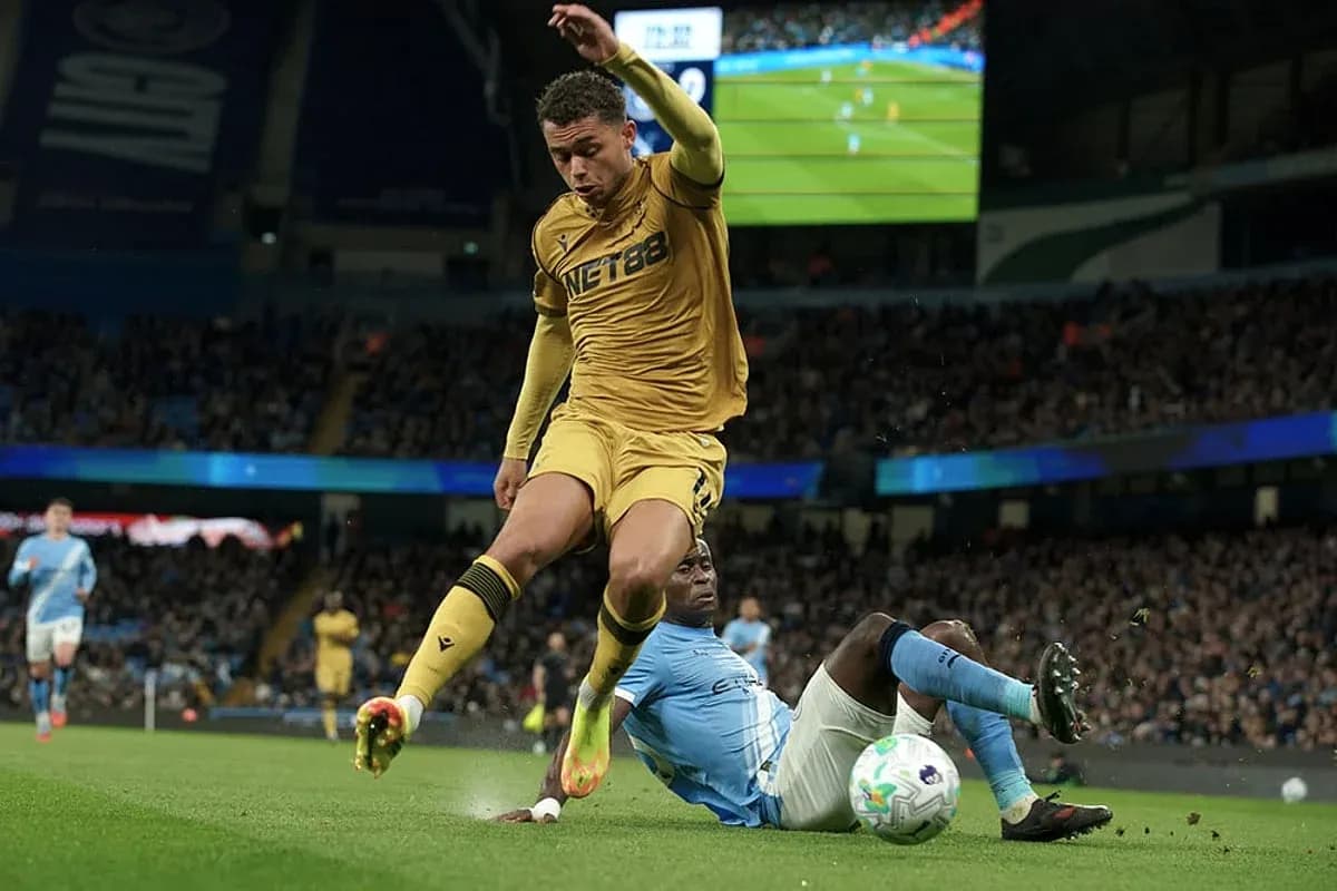 Jugador de Crystal Palace cae sobre el césped