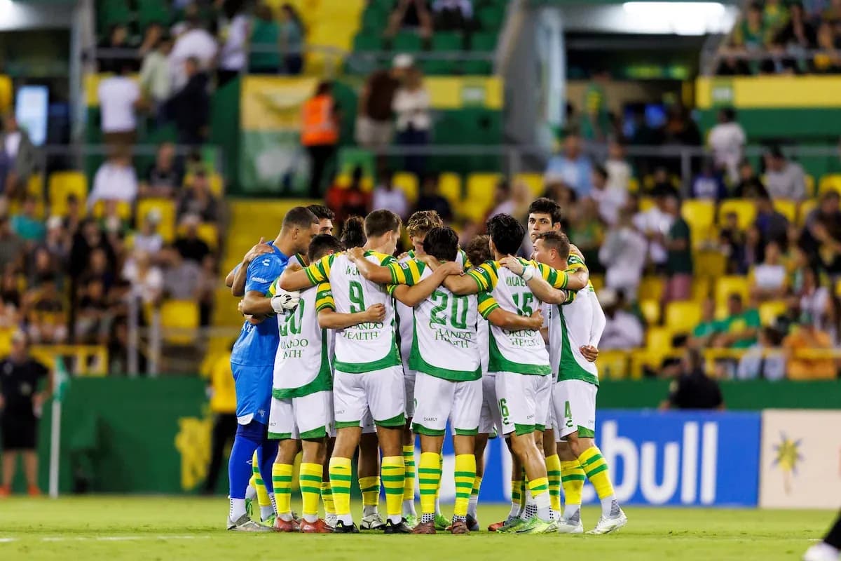 Jugadores del Tampa Bay Rowdies en reunión