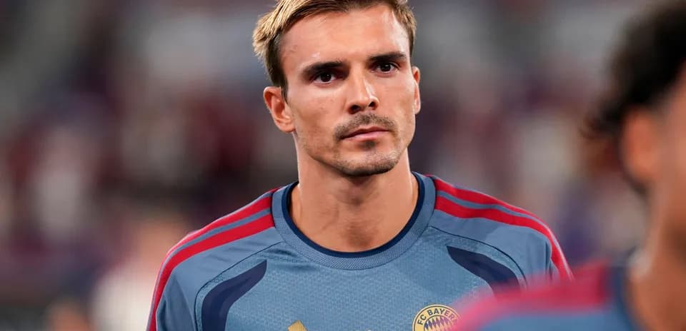 Jugador de Bayern Múnich durante calentamiento previo al partido