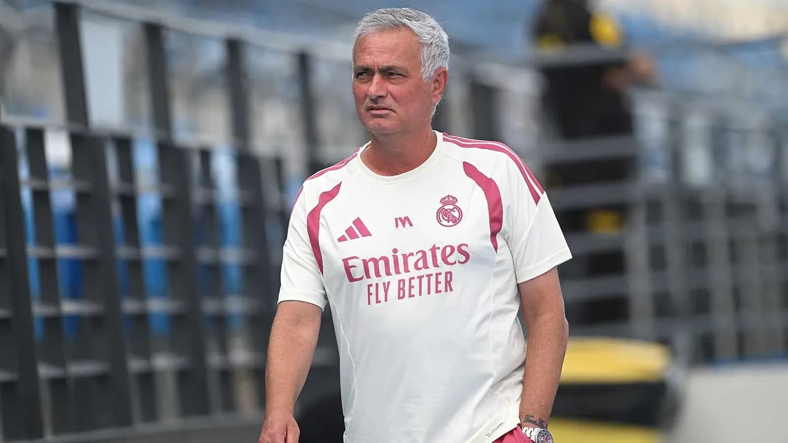 Entrenador de Real Madrid caminando por el campo