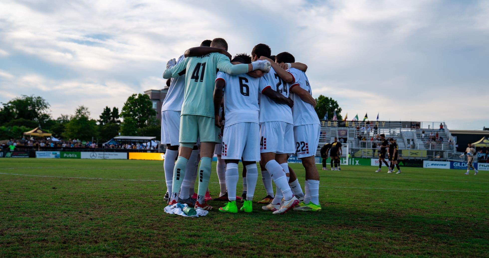 Equipo en círculo antes del partido
