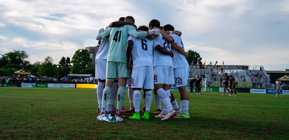 Equipo en círculo antes del partido