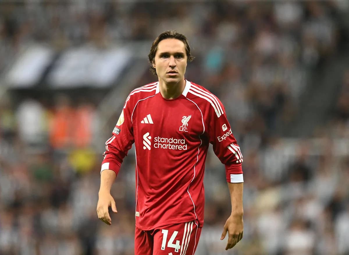 Jugador de Liverpool en camiseta roja durante el partido Jugador de Liverpool en camiseta roja durante el partido