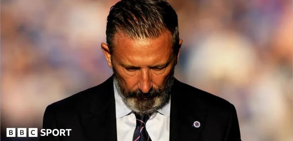 Entrenador mirando hacia abajo en conferencia de prensa