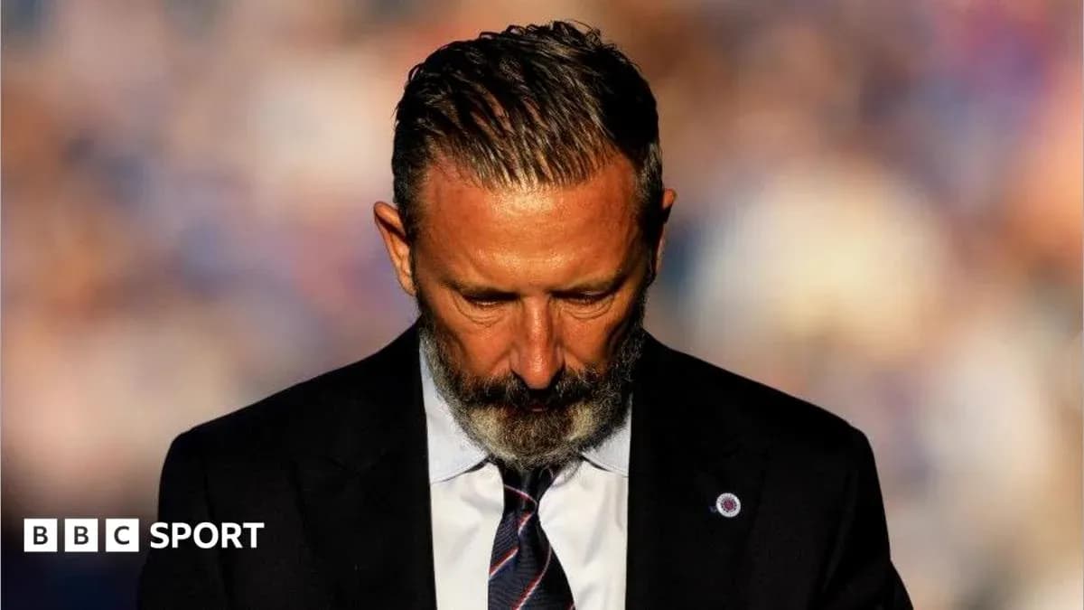 Entrenador mirando hacia abajo en conferencia de prensa