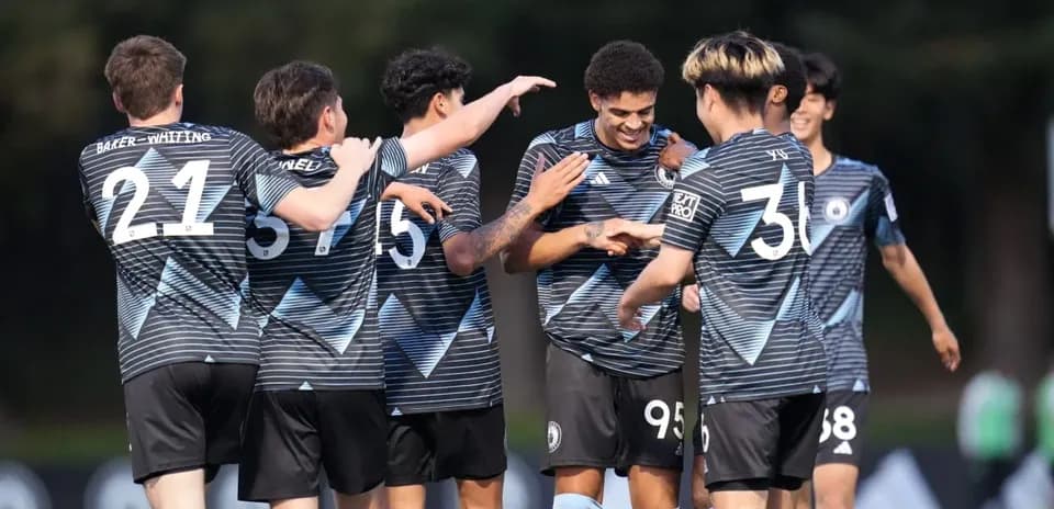 Jugadores celebrando un gol en el partido