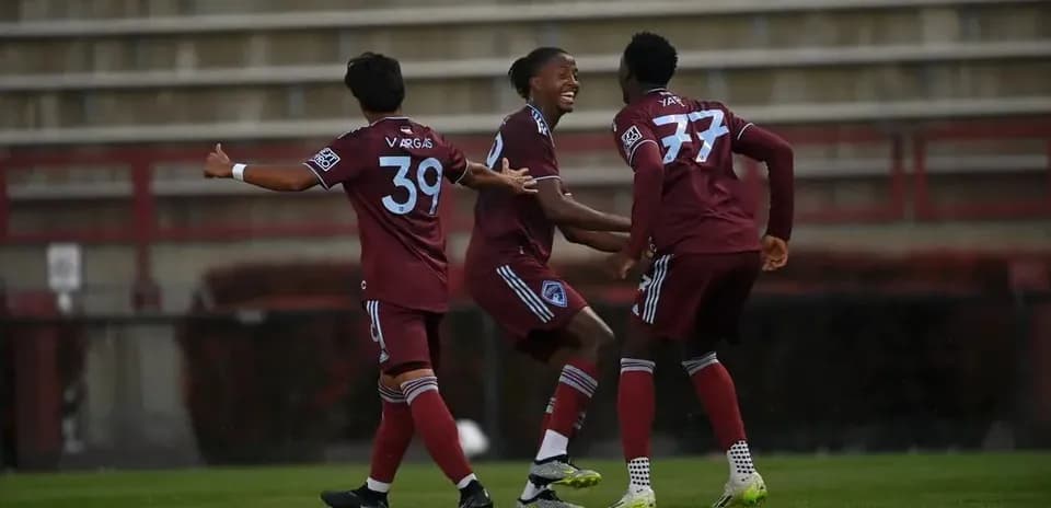Jugadores del Colorado Rapids II celebrando un gol