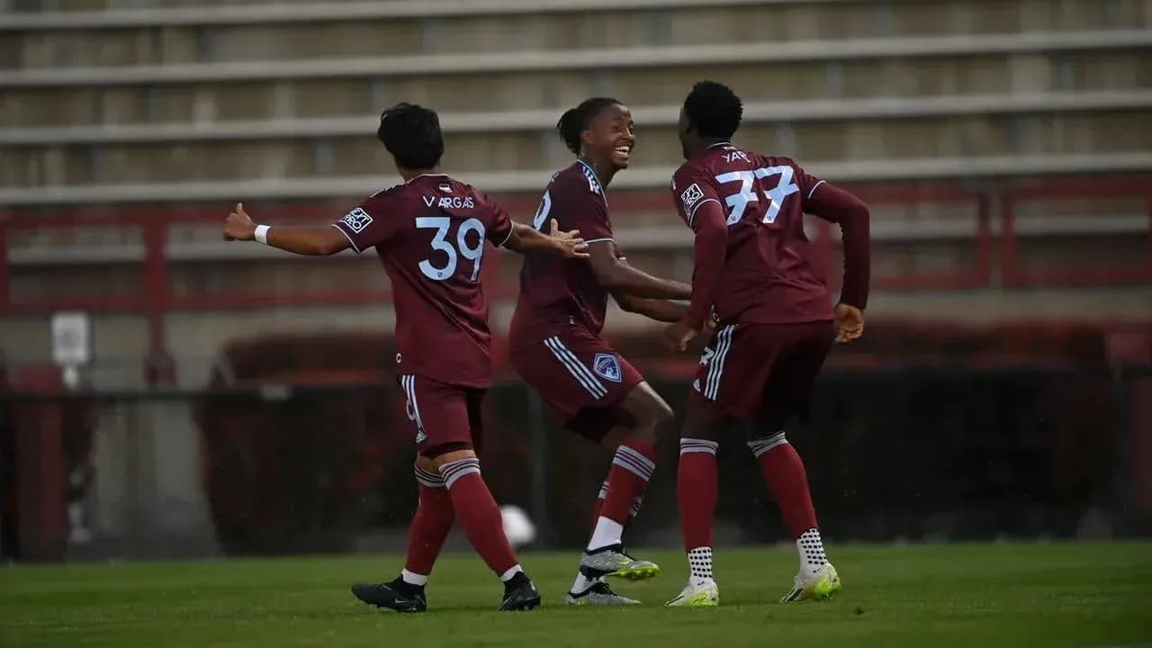 Jugadores del Colorado Rapids II celebrando un gol