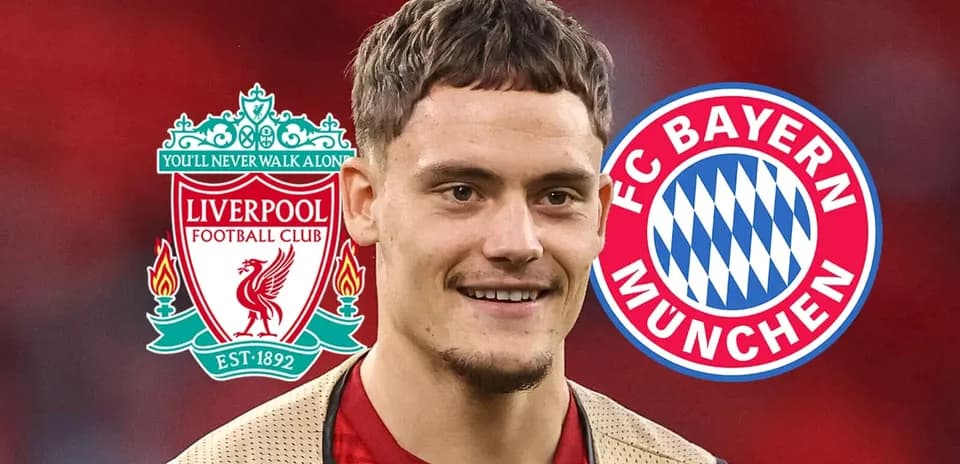 Jugador con camisetas de Liverpool y Bayern Múnich