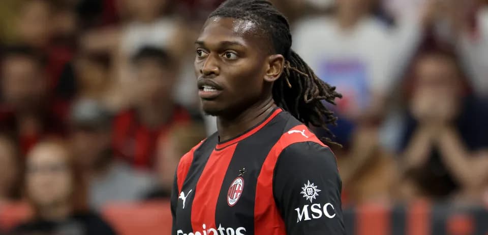 Jugador de AC Milan en acción durante un partido