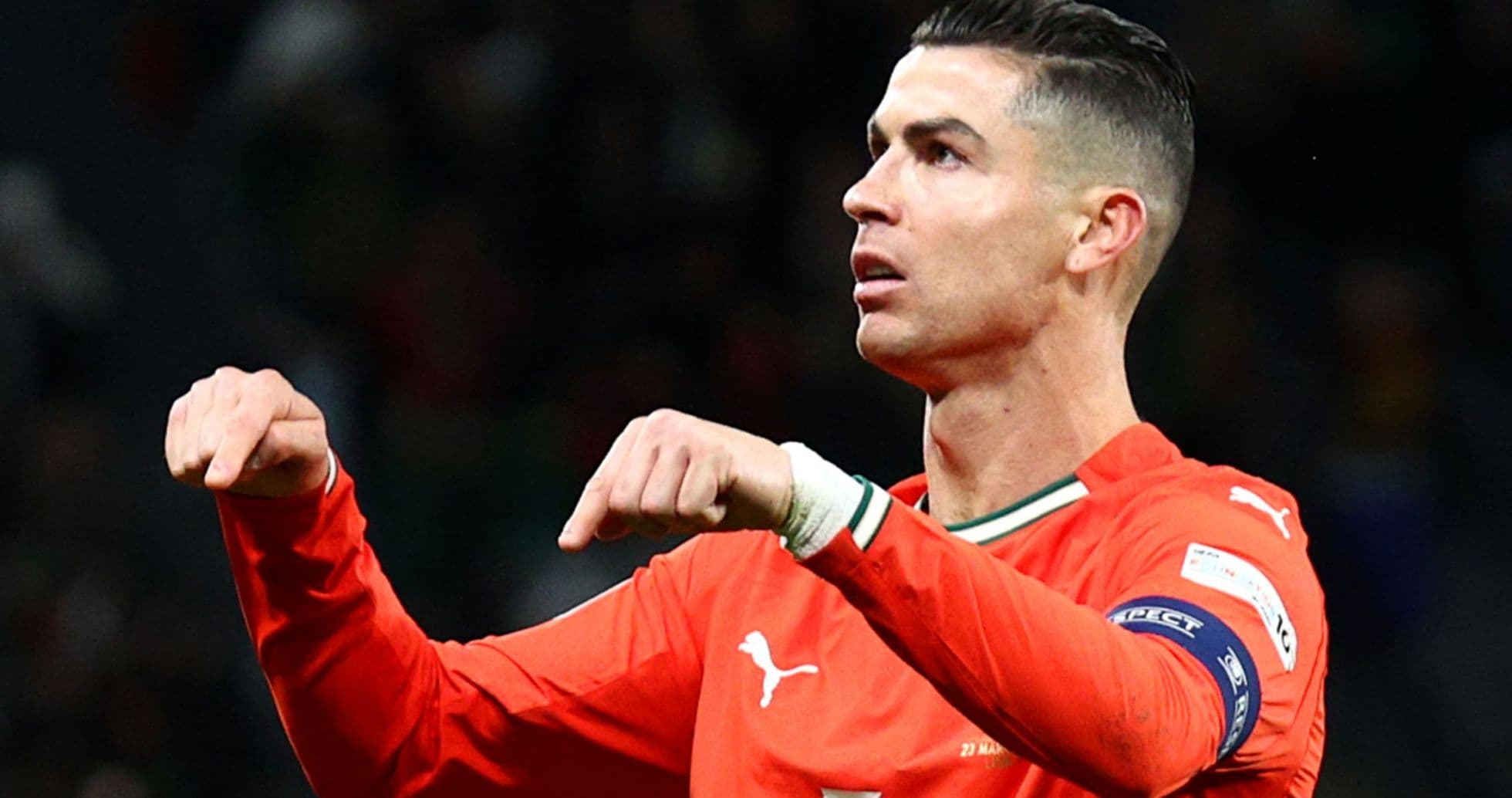 Jugador señalando durante un partido de fútbol