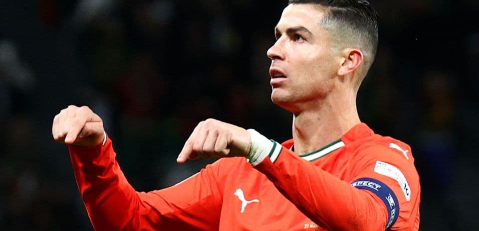 Jugador señalando durante un partido de fútbol