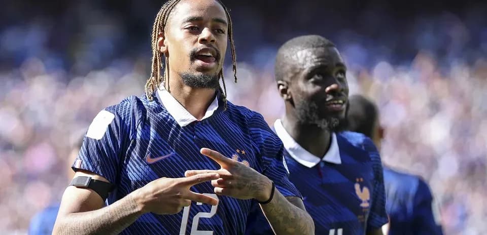 Jugadores de Francia celebrando en el campo
