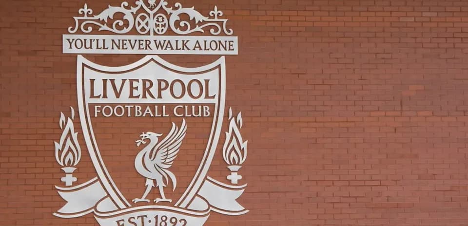 Escudo del Liverpool Football Club en pared de ladrillo