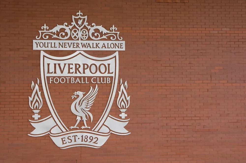 Escudo del Liverpool Football Club en pared de ladrillo