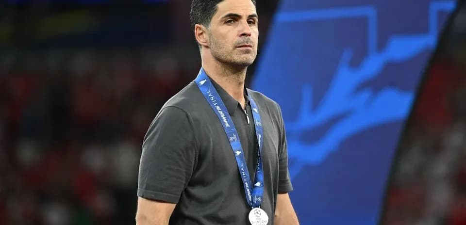 Entrenador con medalla de plata tras final