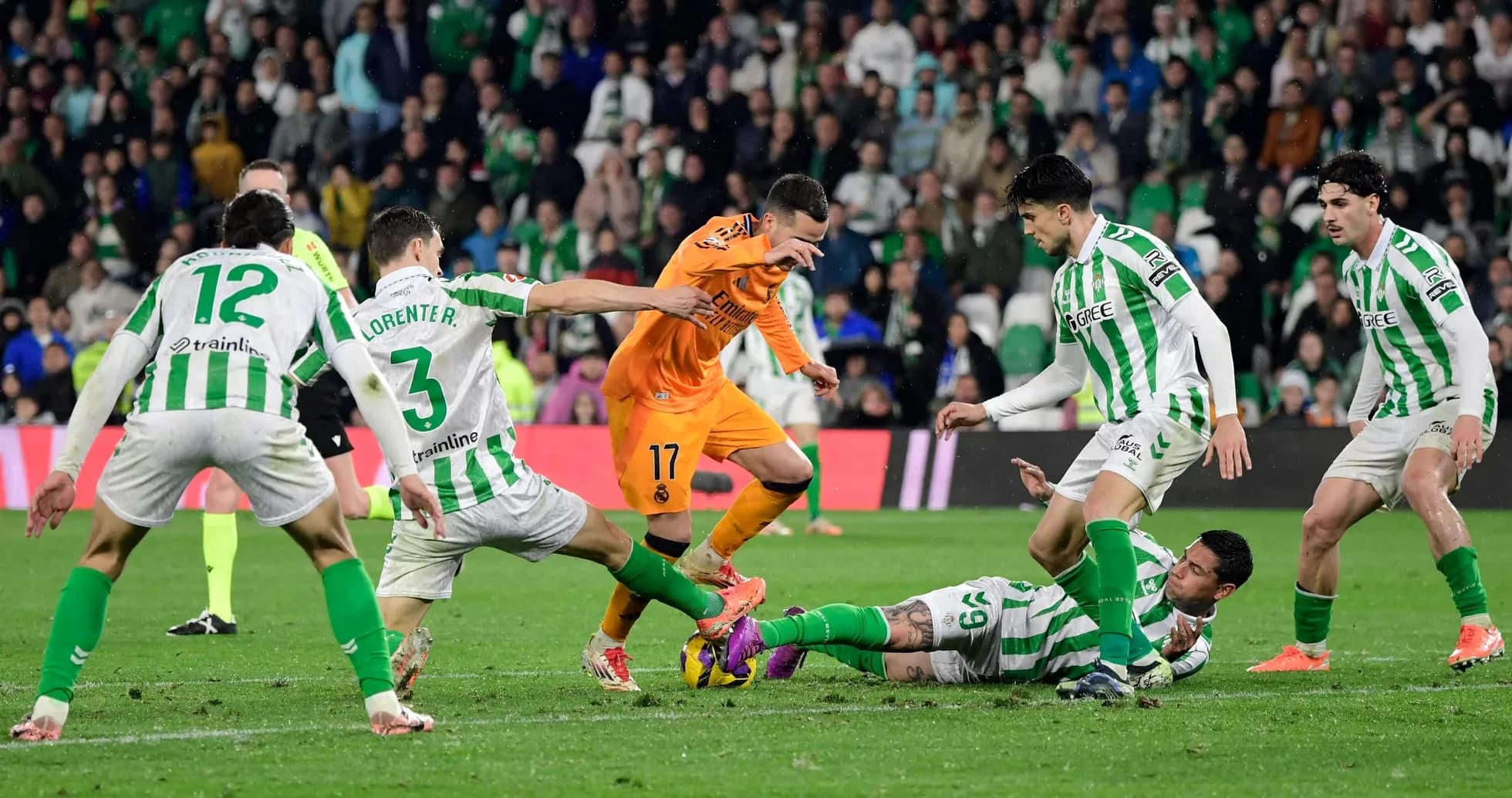Acción de juego entre Real Betis y Real Madrid