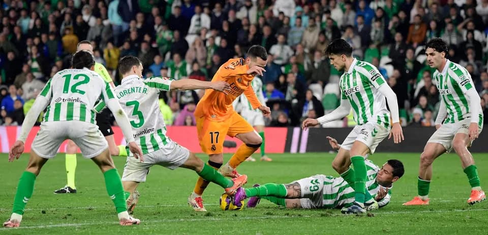 Acción de juego entre Real Betis y Real Madrid