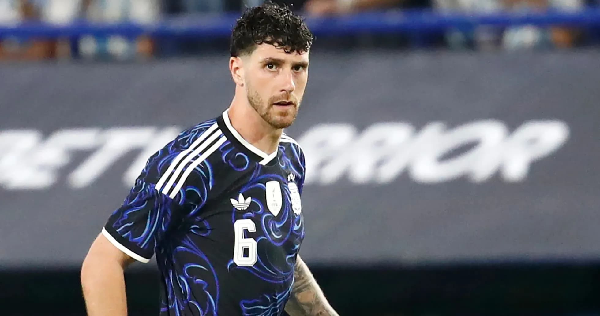 Jugador con camiseta negra de la selección argentina