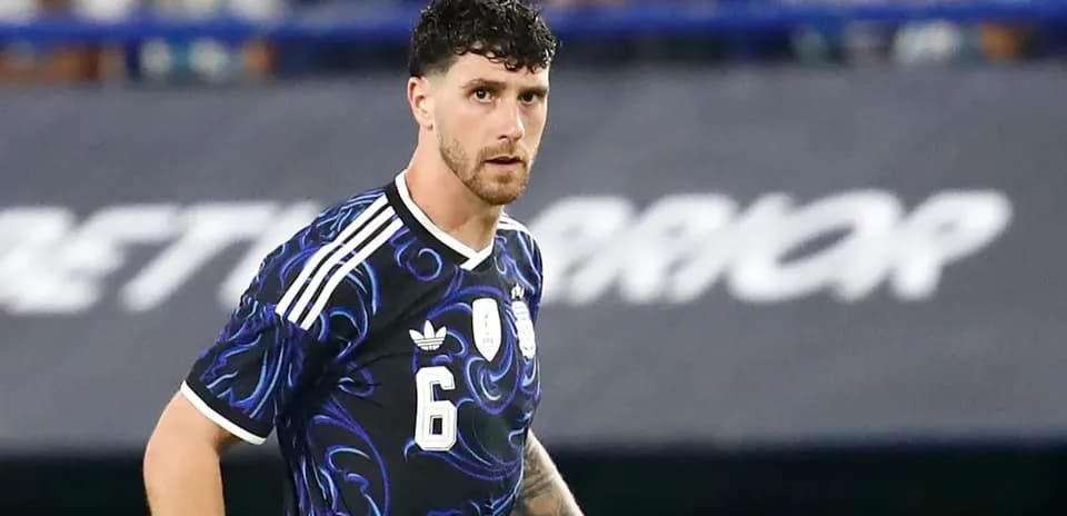 Jugador con camiseta negra de la selección argentina
