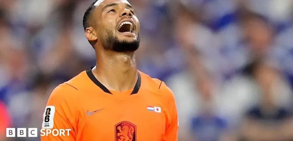 Jugador con camiseta naranja mirando hacia arriba