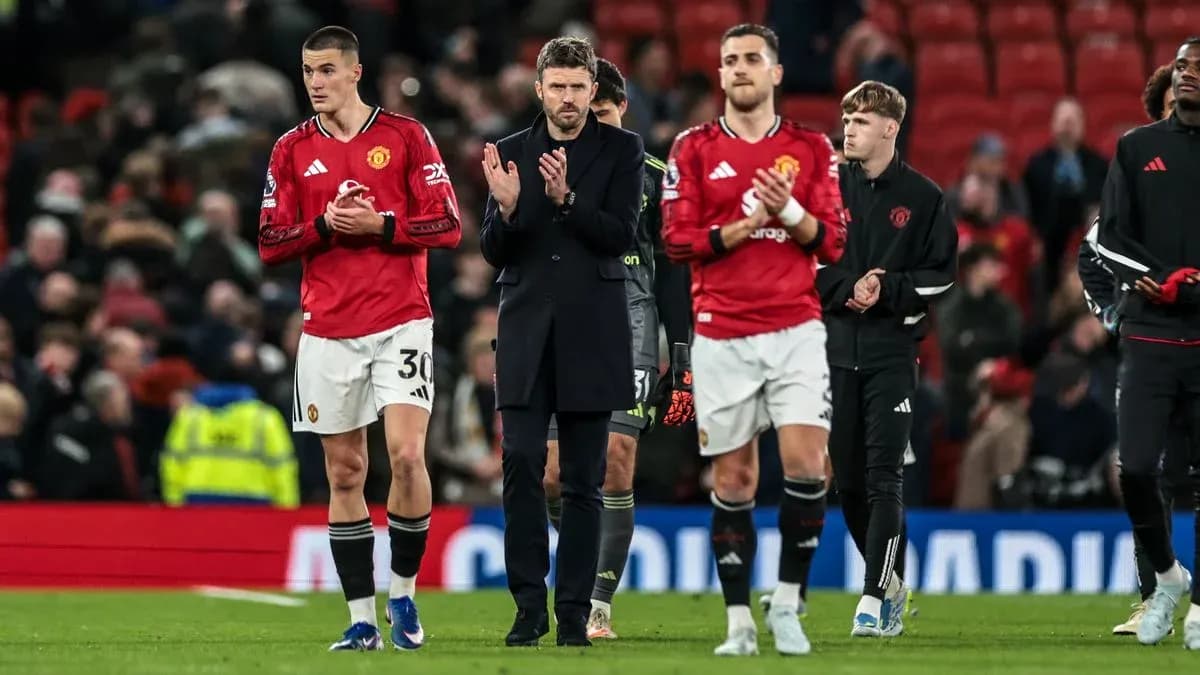 Jugadores de Manchester United aplaudiendo al público