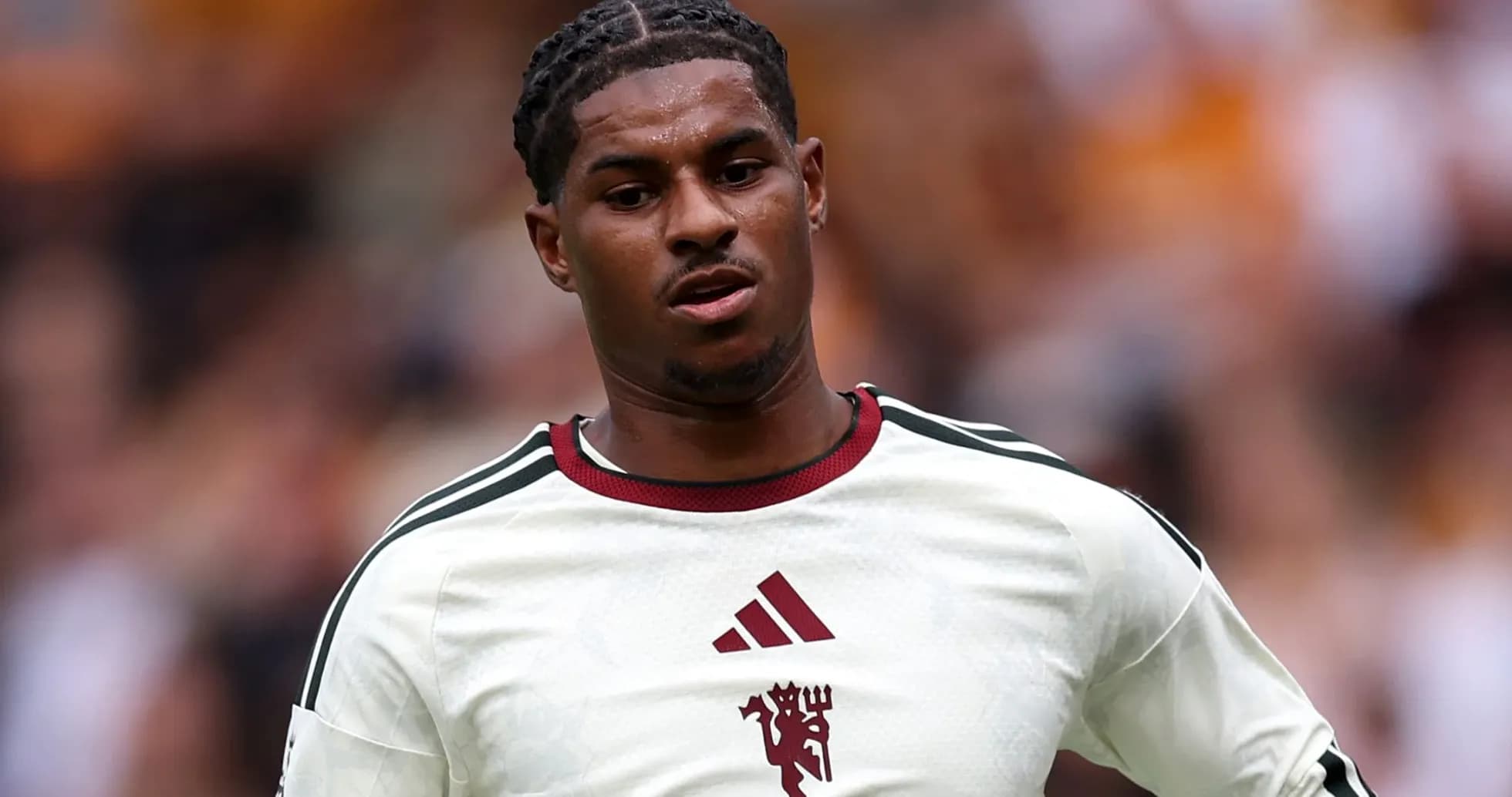 Jugador en camiseta blanca durante el partido