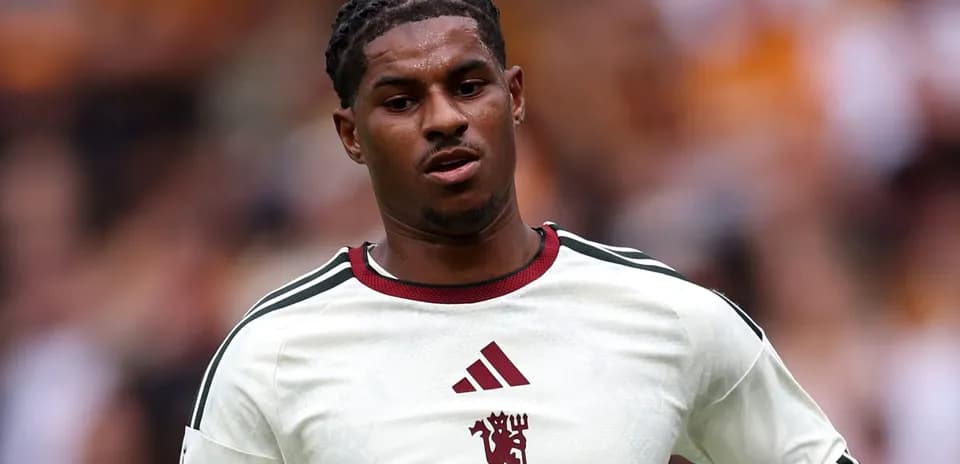 Jugador en camiseta blanca durante el partido