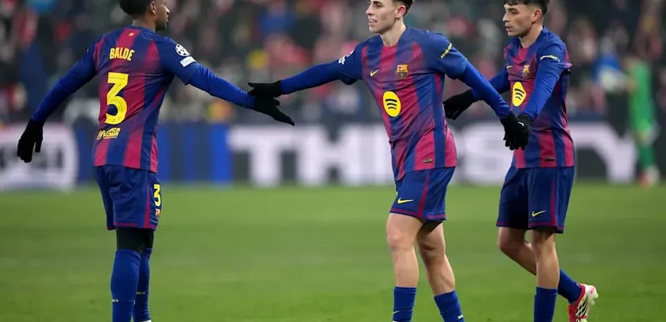 Jugadores de Barcelona saludándose en el campo