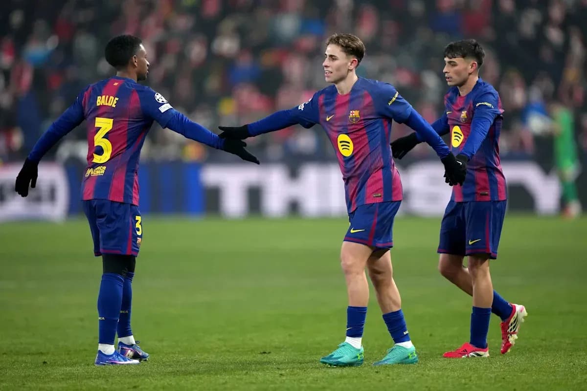 Jugadores de Barcelona saludándose en el campo