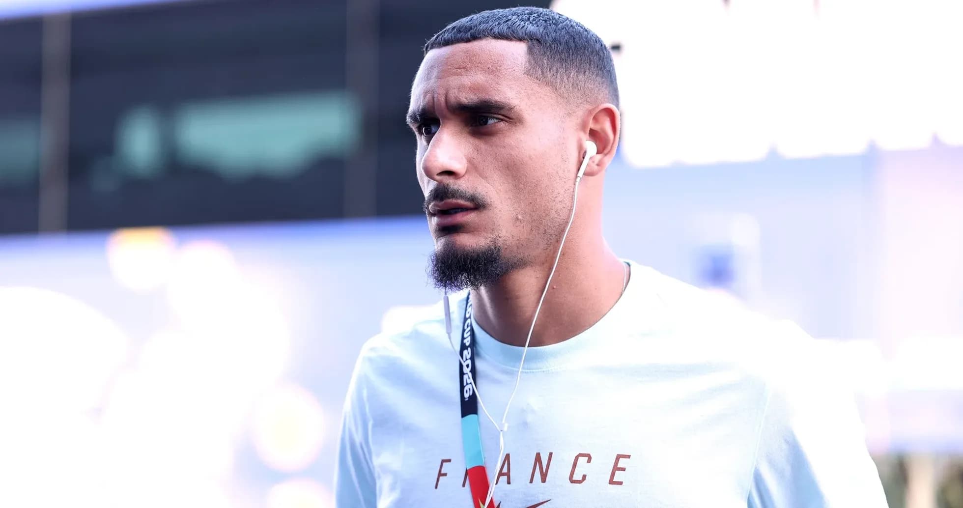 Jugador con auriculares caminando hacia el estadio