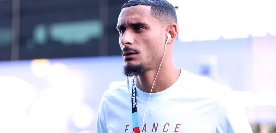 Jugador con auriculares caminando hacia el estadio