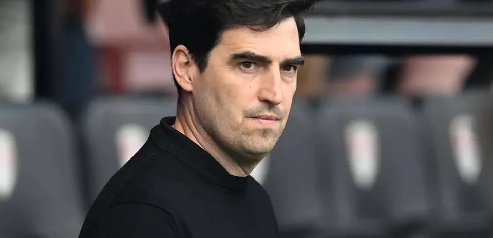 Entrenador observando desde la banca durante el partido