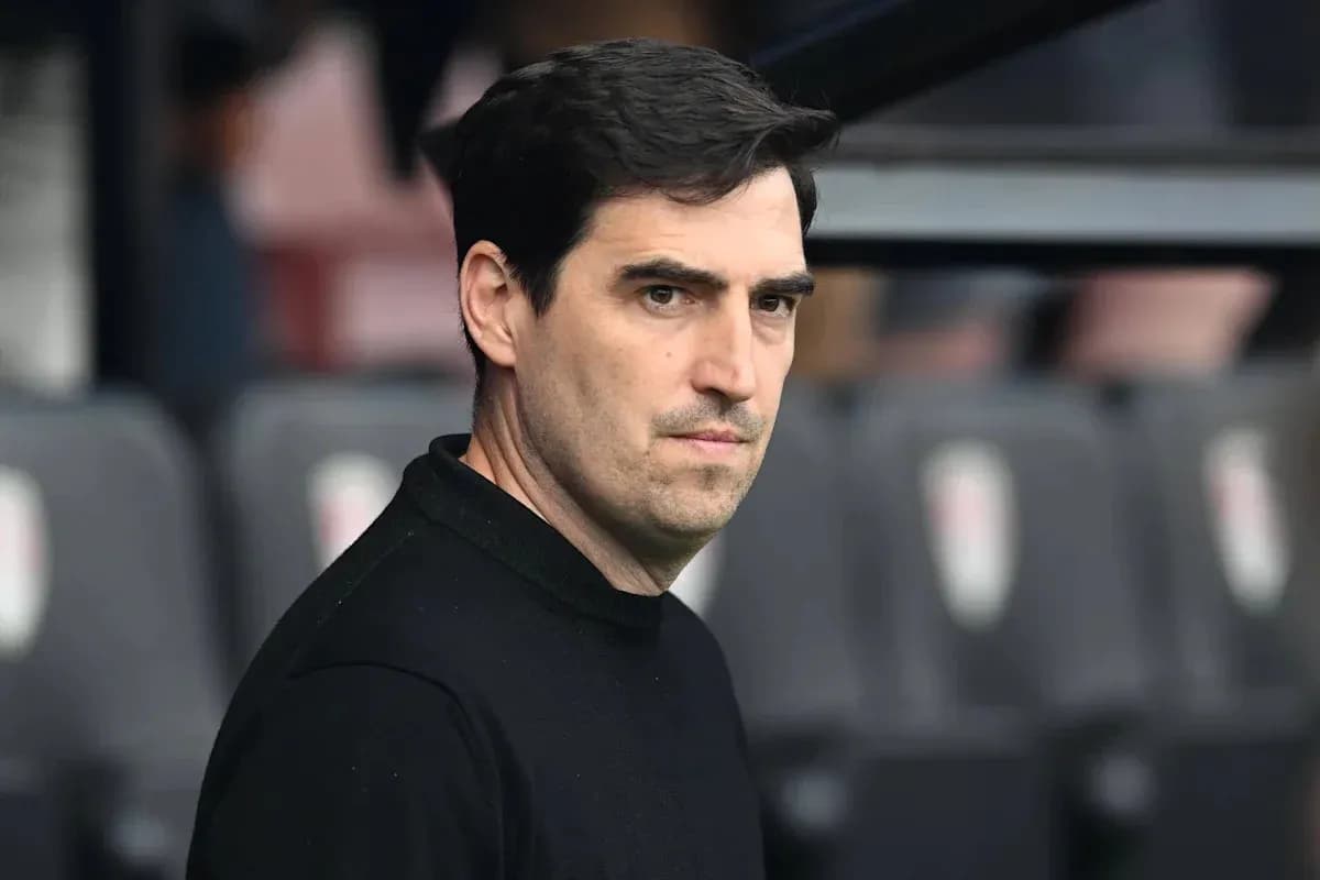 Entrenador observando desde la banca durante el partido