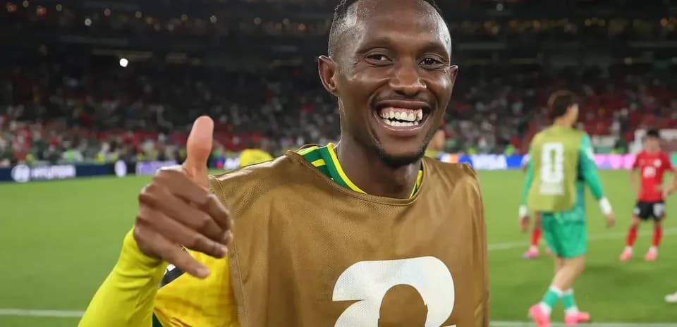 Jugador sonriente haciendo un gesto de pulgar hacia arriba