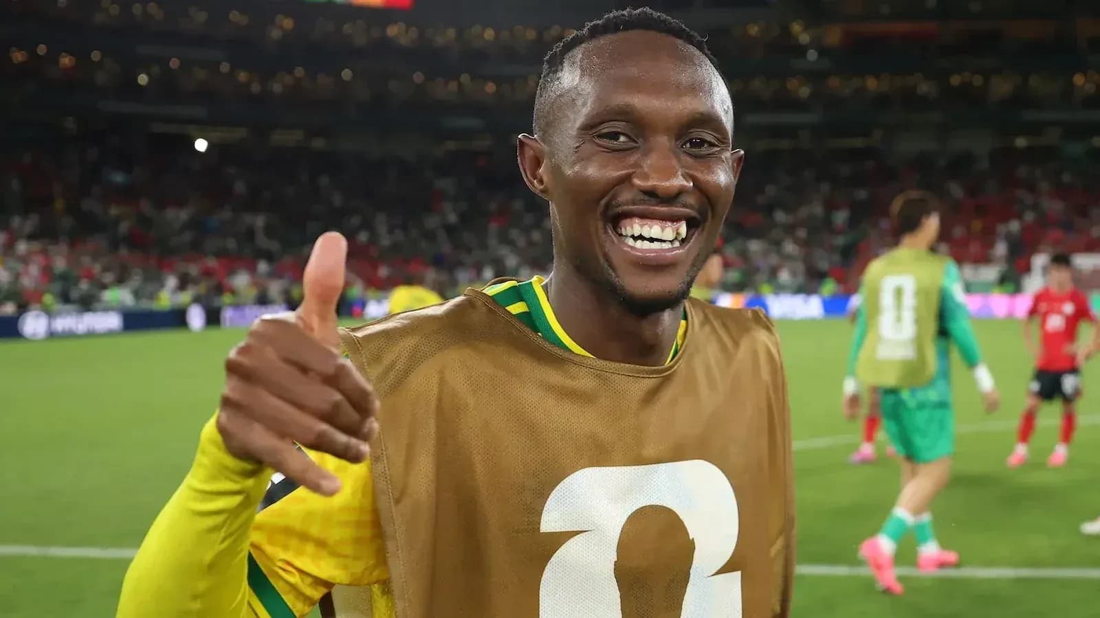 Jugador sonriente haciendo un gesto de pulgar hacia arriba