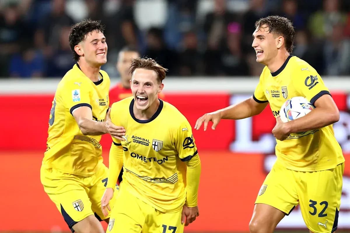 Jugadores de Parma celebrando un gol en el partido