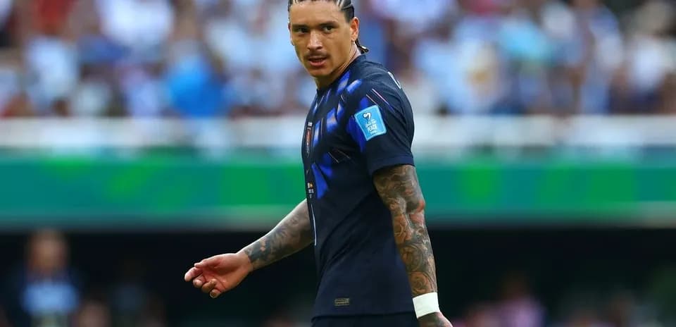 Jugador en acción durante un partido de fútbol