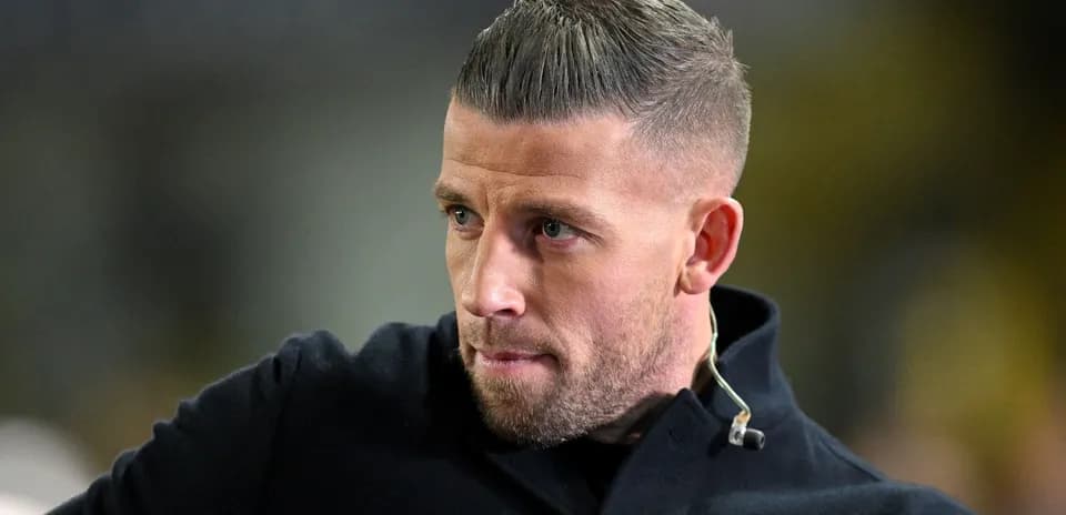 Hombre con abrigo oscuro y peinado corto