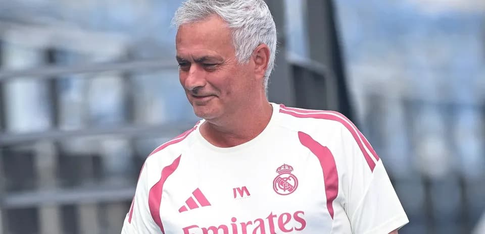 Entrenador de fútbol en camiseta de entrenamiento