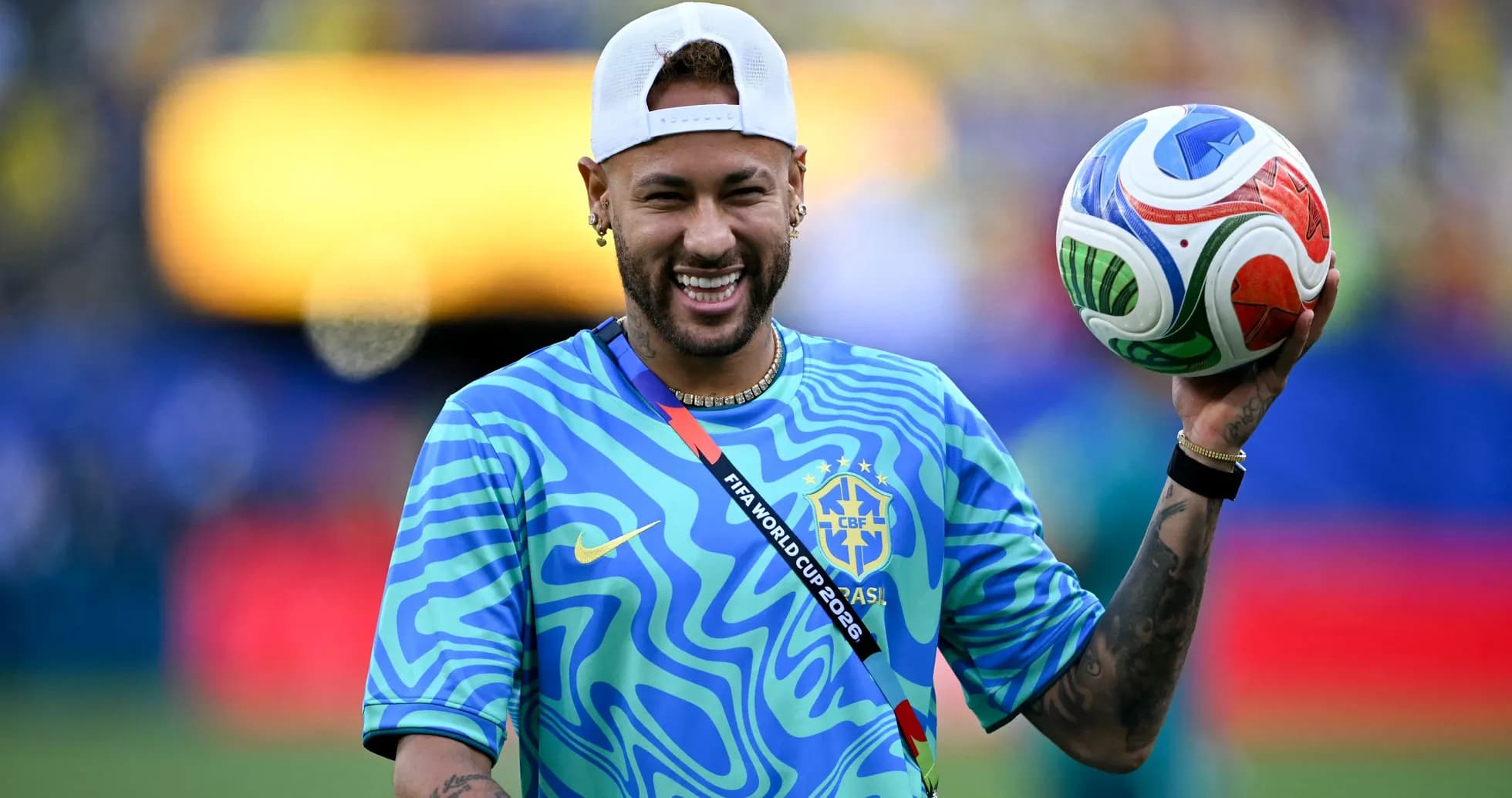 Jugador sosteniendo un balón de fútbol en el campo