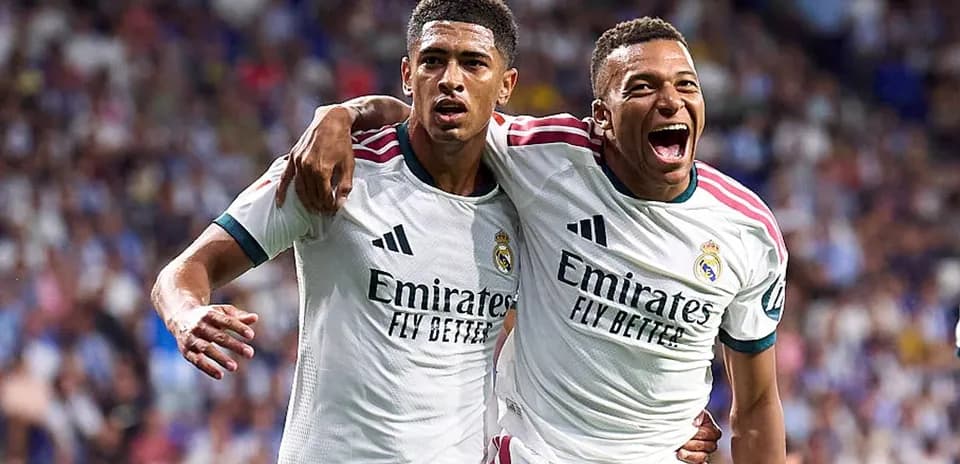 Jugadores del Real Madrid celebrando un gol juntos