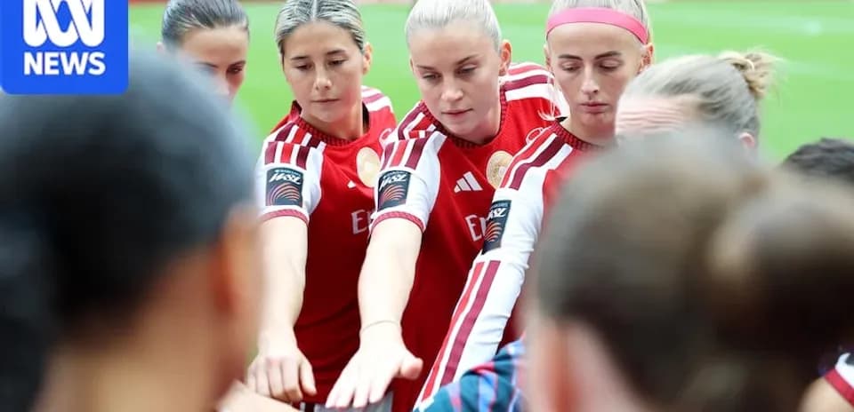 Jugadoras de fútbol uniendo manos en círculo