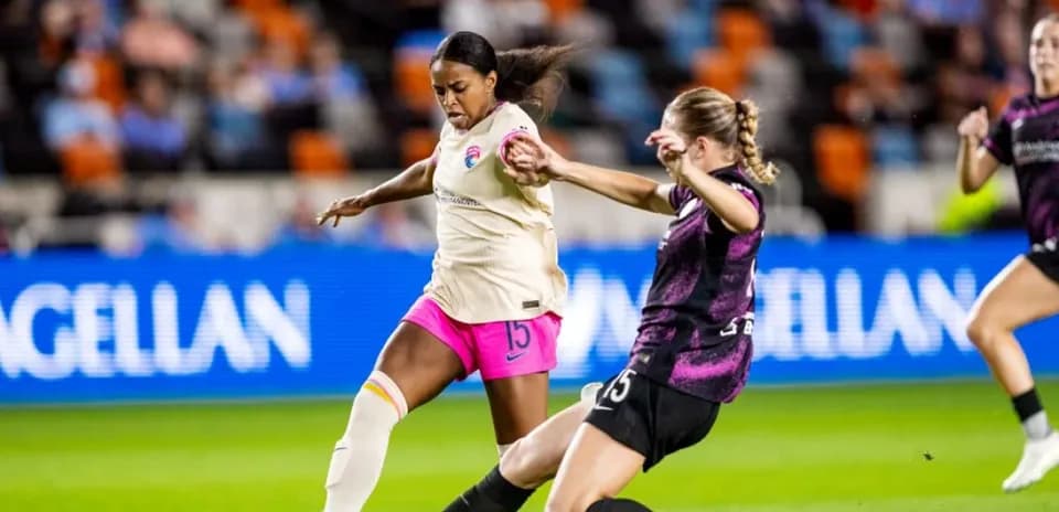 Una jugadora driblando durante el partido