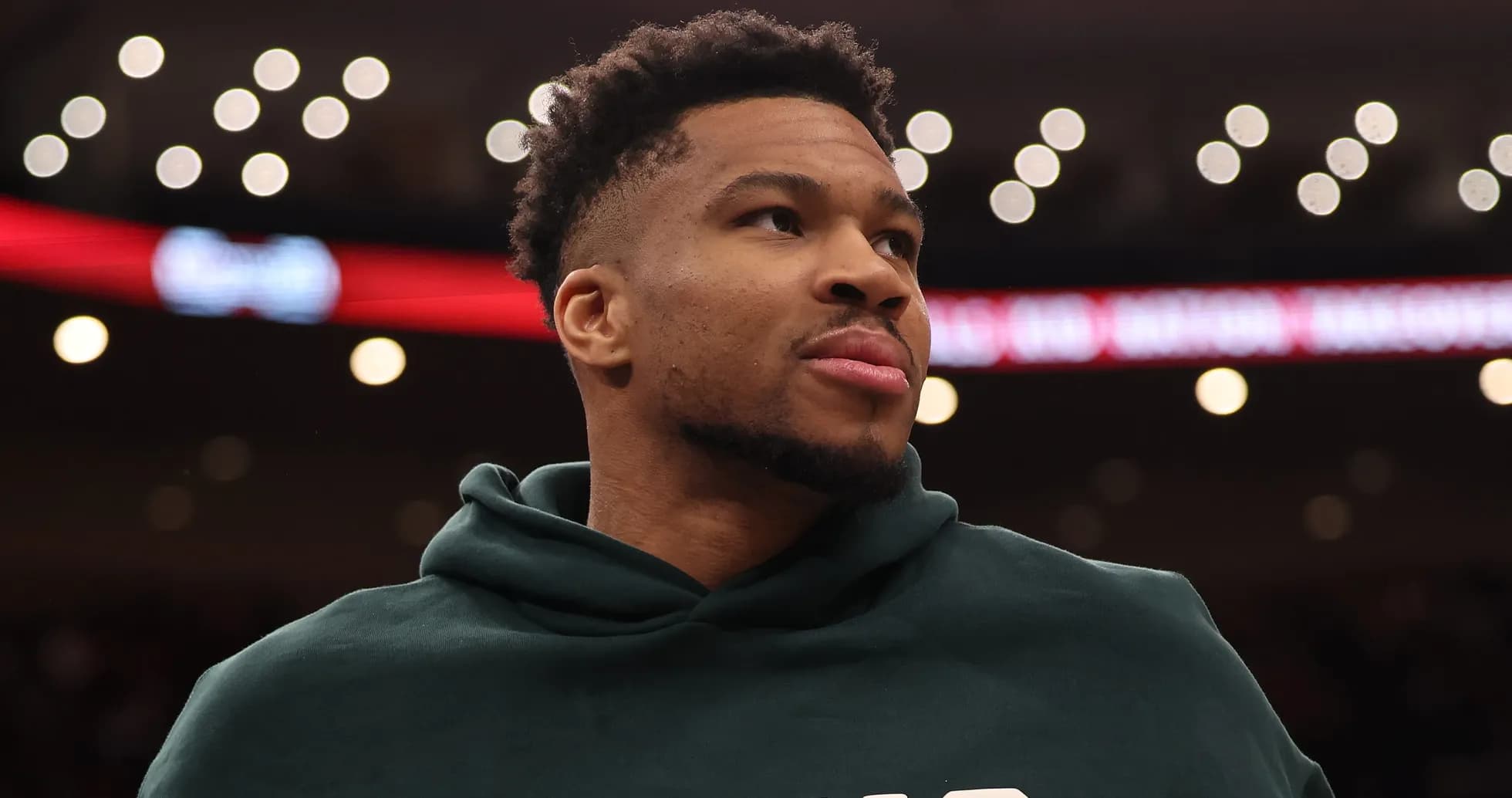 Jugador de baloncesto con sudadera en la cancha