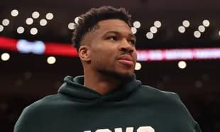 Jugador de baloncesto con sudadera en la cancha