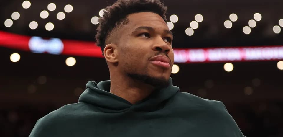 Jugador de baloncesto con sudadera en la cancha